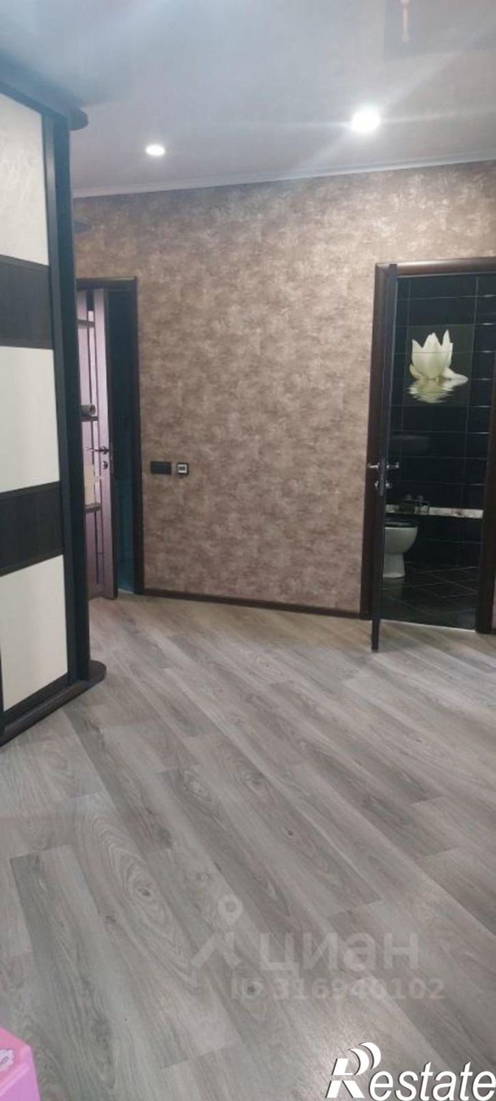 3-комн квартира ул Новомосковская, 10,  д. 10